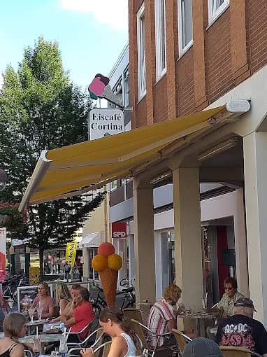 Gelbe Markise am Eiscafé Cortina