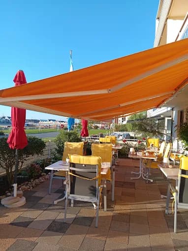 Orange Gelenkarmmarkise auf Terrasse